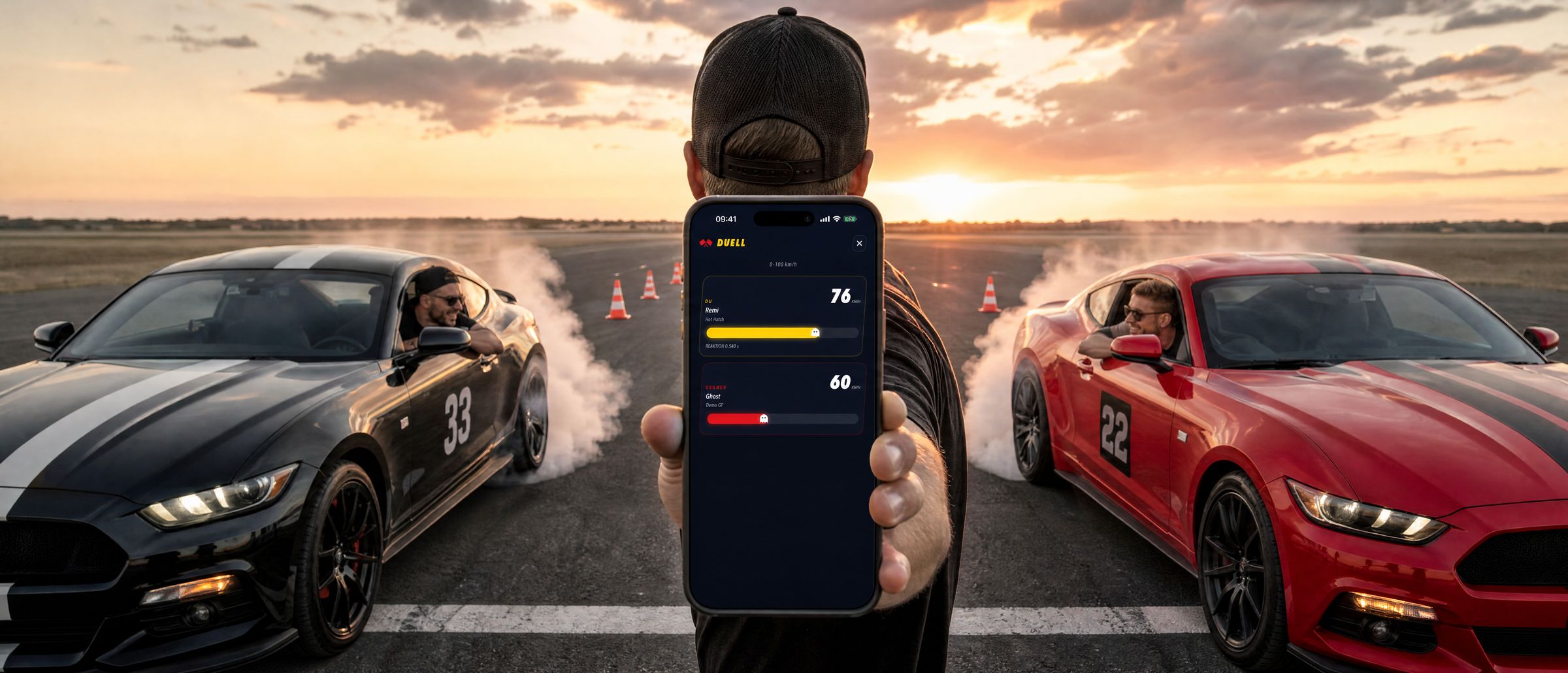 Zwei Sportwagen nebeneinander an der Startlinie eines abgesperrten Flugplatzes, die Fahrer grinsen sich an, in der Mitte hält jemand ein iPhone mit dem Duell-Bildschirm hoch