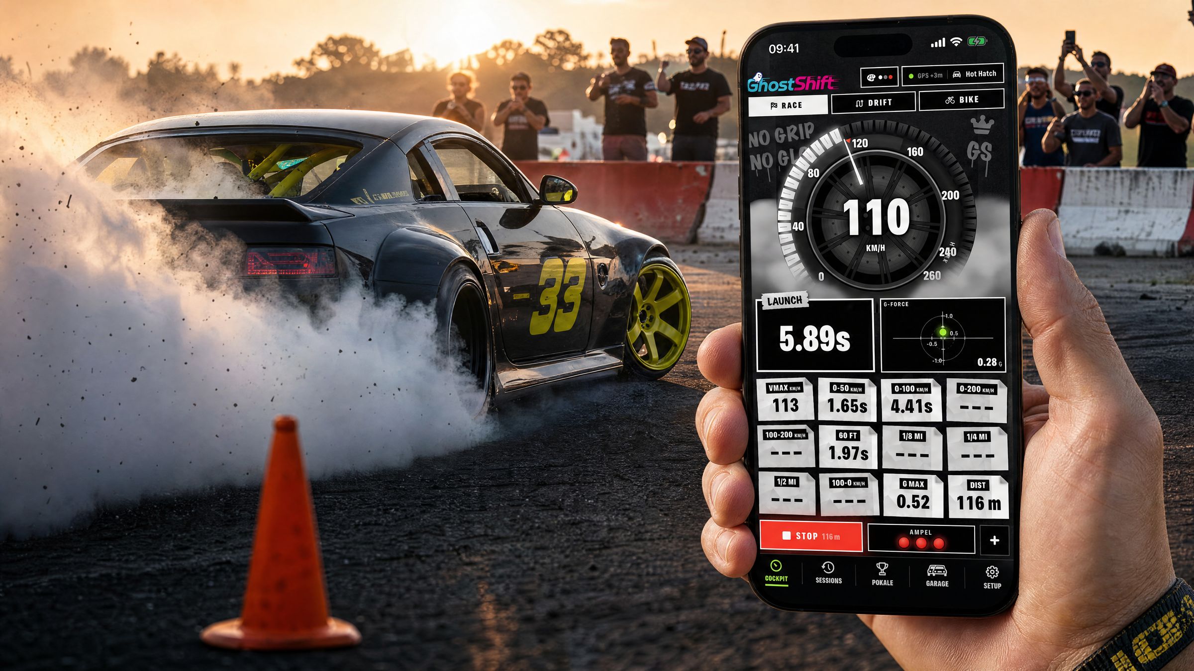 Hand hält ein iPhone mit dem GhostShift-Design Smoke Show, dahinter driftet ein Auto in dichtem Reifenrauch über einen abgesperrten Flugplatz