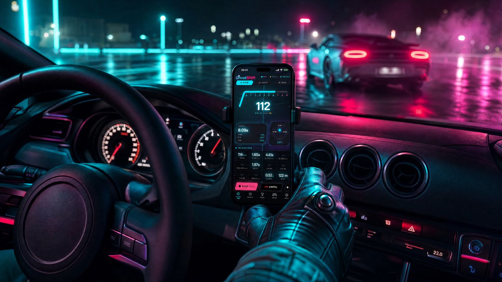Nachts im Cockpit auf nassem, neonbeleuchtetem Gelände, das iPhone zeigt das Design Midnight Tokyo